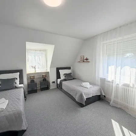 Grosse In Zentrumsnaehe 4 Schlafz Whg Mit Voll Ausgestatteter Kueche & Stellplatz Apartman *